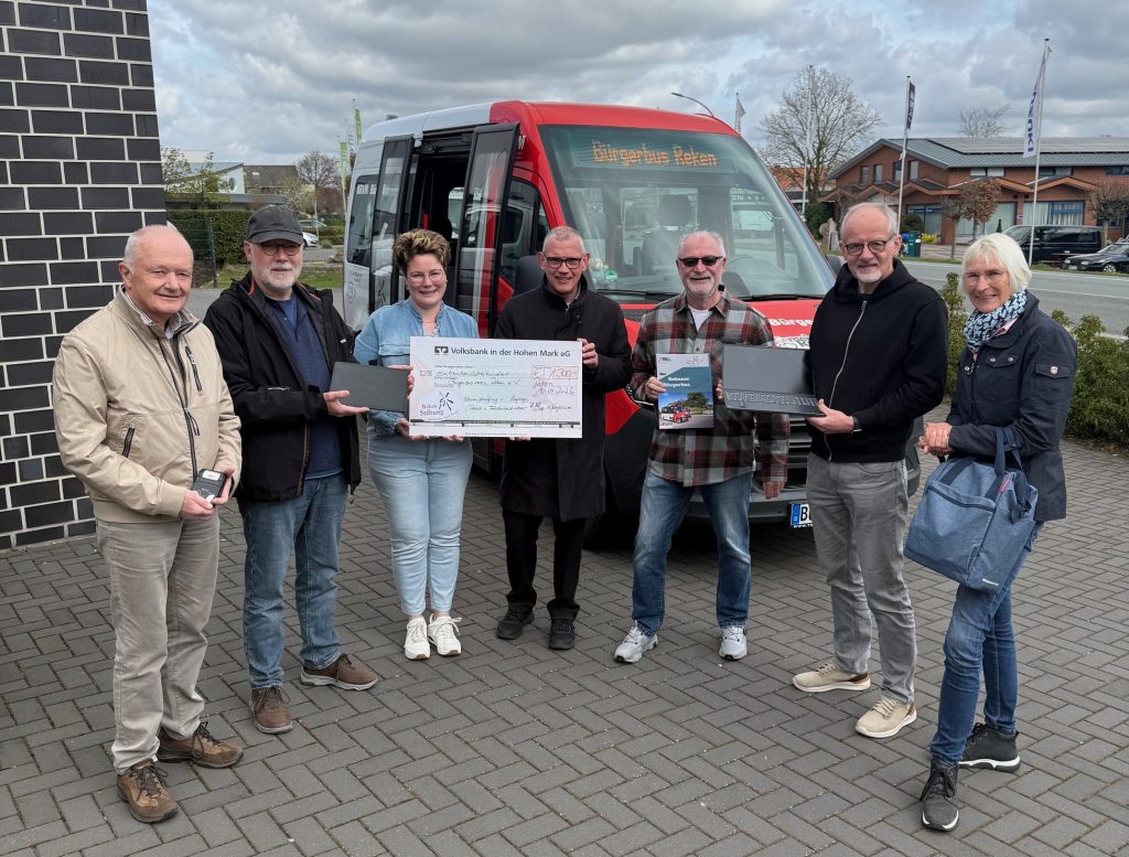 Thomas Hatwig vom Kuratorium der Reken-Stiftung und Ria Winking-Dülmer, Geschäftsführerin der Reken-Stiftung (Mitte) übergeben den Spendenscheck an den Vorsitzenden des Bürgerbusvereins, Josef Ewering sowie Herrn Stephan Emunds (von links). Gerald Middendorf (2. von rechts), Kassierer des Vereins, präsentiert den neuen Laptop. Neben ihm stehen die heutigen Fahrer*in.