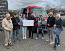 Thomas Hatwig vom Kuratorium der Reken-Stiftung und Ria Winking-Dülmer, Geschäftsführerin der Reken-Stiftung (Mitte) übergeben den Spendenscheck an den Vorsitzenden des Bürgerbusvereins, Josef Ewering sowie Herrn Stephan Emunds (von links). Gerald Middendorf (2. von rechts), Kassierer des Vereins, präsentiert den neuen Laptop. Neben ihm stehen die heutigen Fahrer*in.